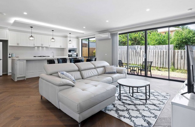 Near Monash Uni & Shops - Contemporary 4-Bed Home