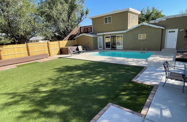 Near-North Valley Oasis! Sleeps 8! Easy Access to I-40, Pool, Hot tub, AC/Heat