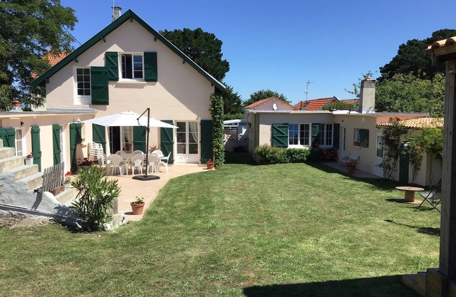 Near Pornic large villa 150 m from the beach, with heated outdoor pool