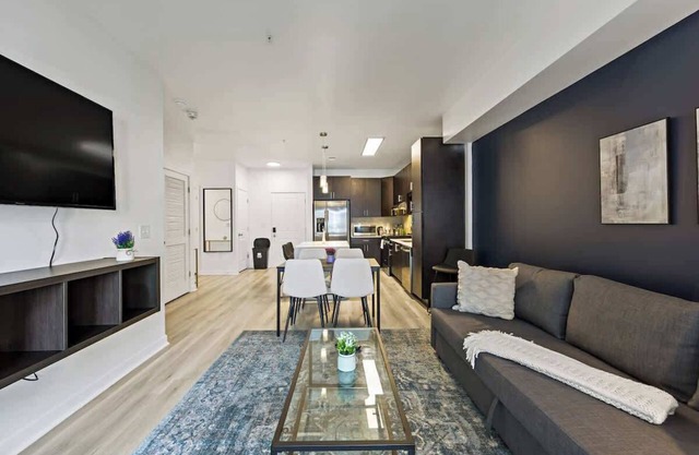 Near Queens Campus | Pool,Gym,W/D,Balcony,Parking