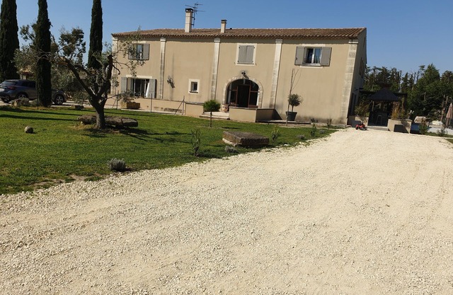 Near saint remy de provence and avignon house with pool access