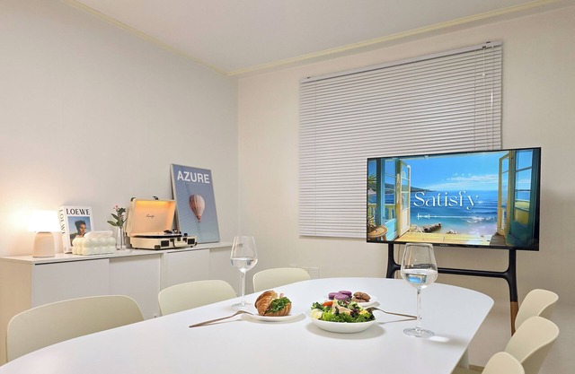 #Near Seoul National University Venturen#Room 2/6 peoplen#100-inch projector