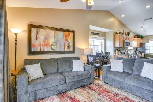 Near Silver Dollar City! Condo with Hot Tub and Lake