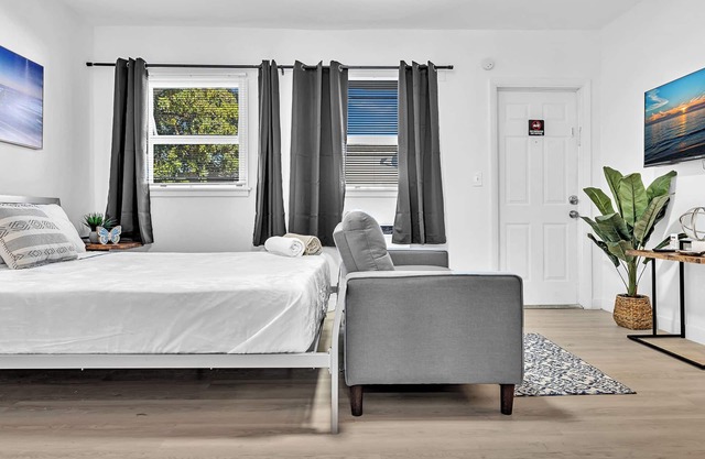 Near The Beach on Hollywood Blvd Great Suite D6