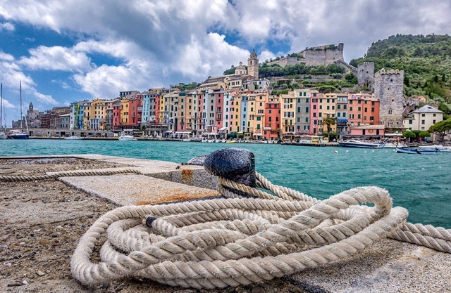 Near the Cinque Terre slow tourism in luxury vacation apartment with sea view.