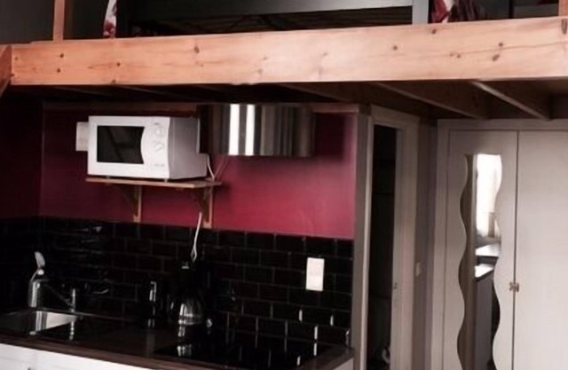 Near the European Parliament - renovated apartment in character house