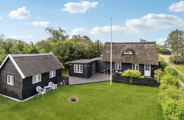 Near the famous palm beach in Frederikshavn welcomes you this lovely thatched house with beautiful w