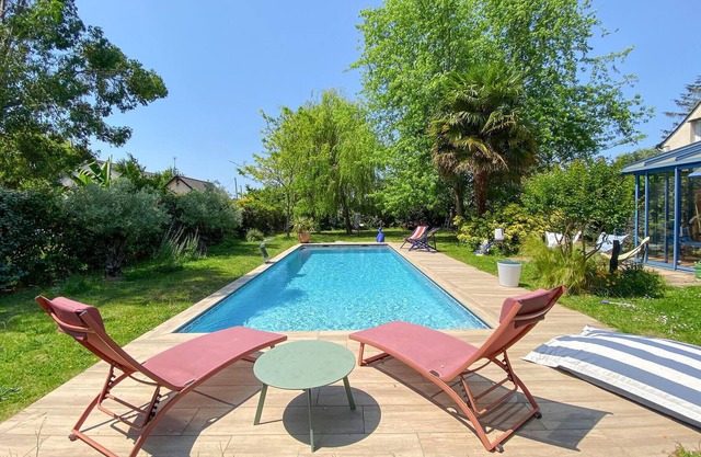 Near the Loire River, this beautiful mansion with swimming pool welcomes you.