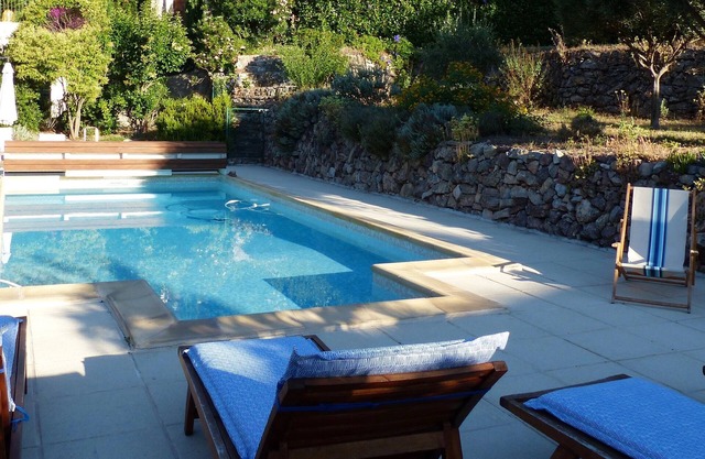 Near Toulon - T2. Ground floor of villa. 40 m2 + 20 m2 terrace. 2/3 pers. Swimming pool