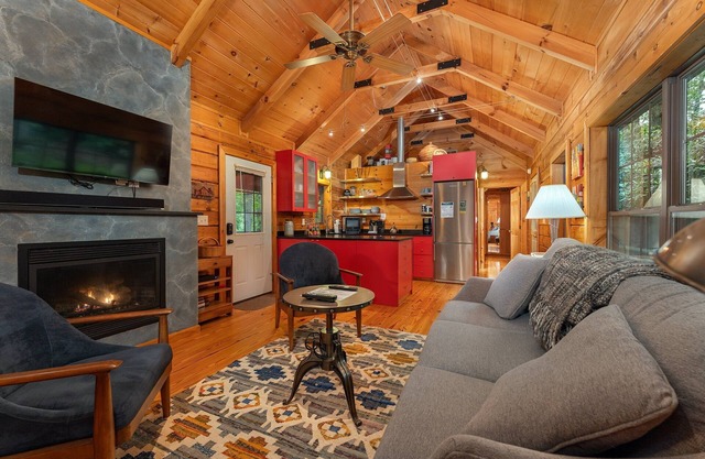 Nearly Eden | Log Cabin with Hot Tub 10 Min. from Town!