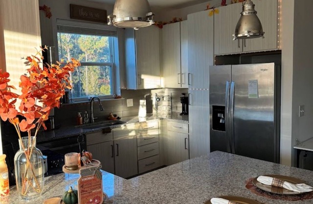 Neighboring TOP GOLF cozy illuminated 2bed 2bath