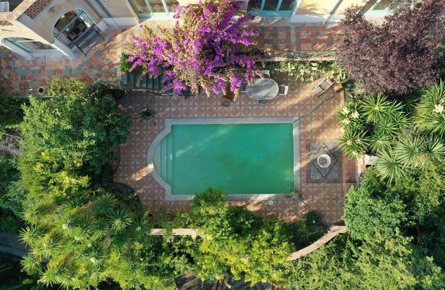 Neo-Provencal perfumer's villa with listed park and breathtaking views