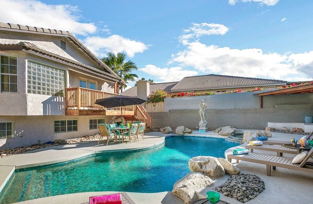 Neptune: Pool, Spa, Putting Green, Pool Table!