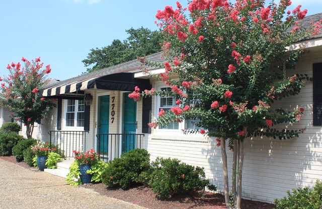 Neptune's Retreat - A Dog Friendly North End Beach Cottage Duplex