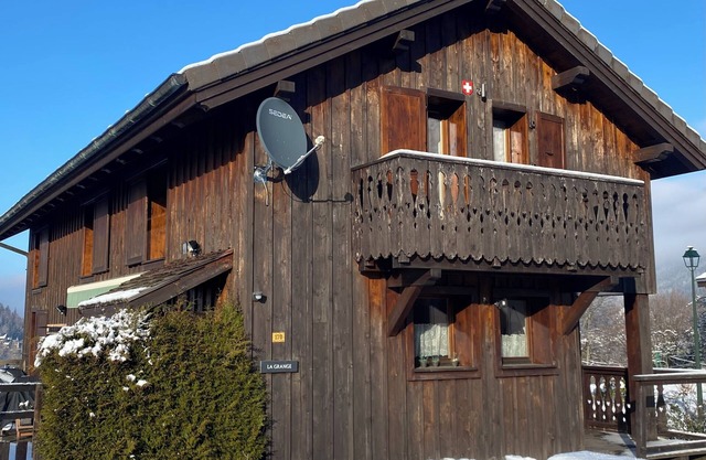 Nestled between the mountains and the lake you will find this charming chalet!