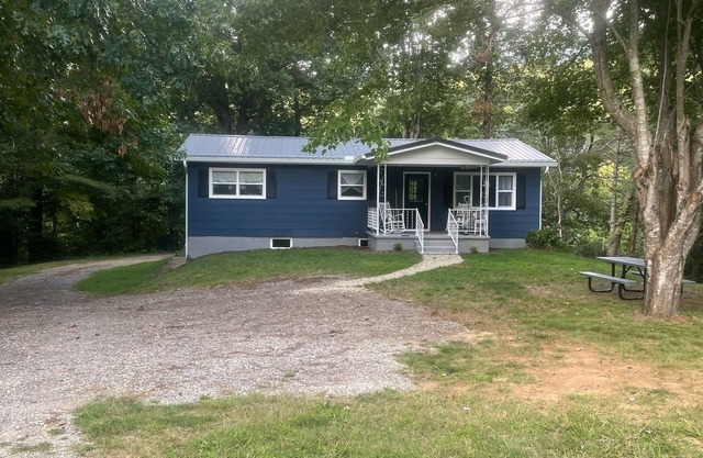 Nestled in the Mountains near Dry Falls! Easy access!