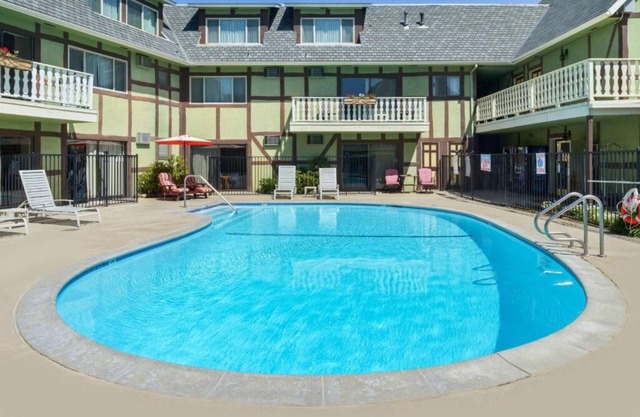 Neverland Adventure! 2 Units w/Continental Breakfast, Near Alisal Commons Park!