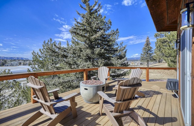 New! 19th Hole Ski Chalet: Hot Tub, Mountain & Lake Views, on Golf Course