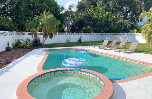 New 2b/2b home w/a heated pool & hot tub near Siesta