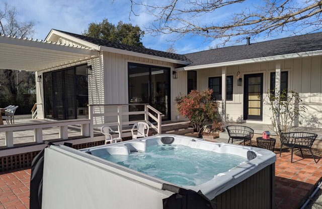 NEW 3 BD, Minutes from Sonoma Plaza with Spa