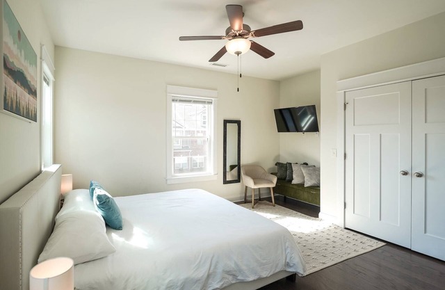NEW 3 BR 2+ BA Townhome | Sleeps 7 | Near Downtown