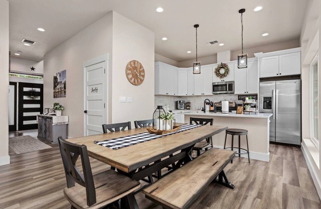 New 3 BR/3 BA Luxury Townhome Sleeps 6