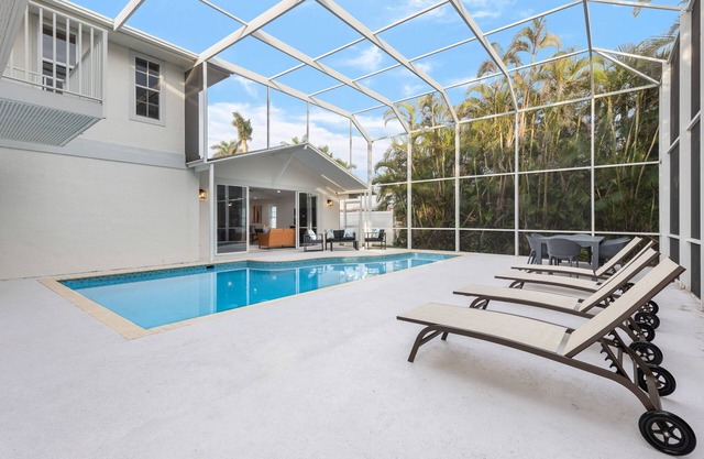 NEW 3 Min to beach + Private Pool with 3 King Ensuites!