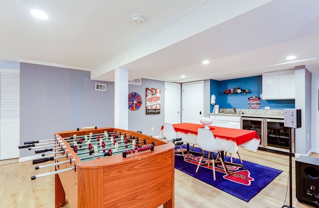 NEW - 3000 sq feet - Braves, Coke, Barbie Themed Rooms! Entire House!