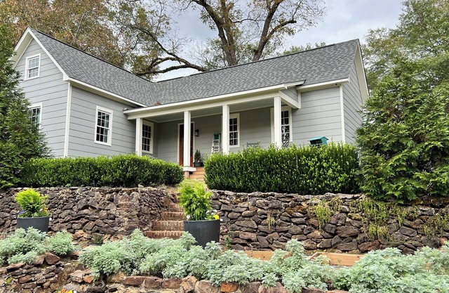 New 3BR/2BA Guest House - Walk to Square. Ideal for Game Day & Family Stays