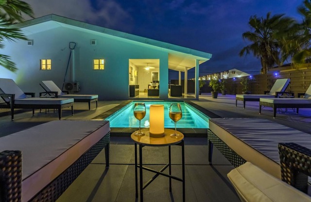 NEW 3BR 2BA w/ Private Pool 2min from Eagle Beach!