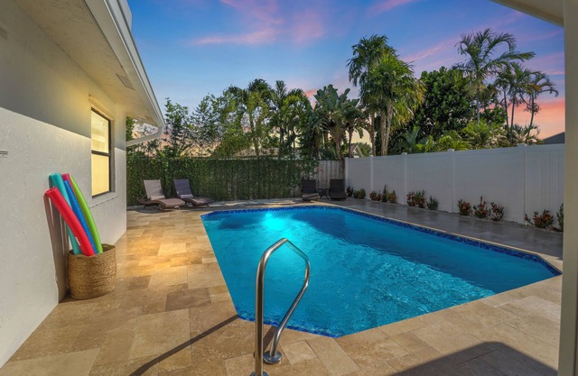 NEW 3BR Retreat w/Pool, BBQ & 10 min to the Beach.