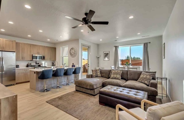 New 3BR Townhome - Private Patio & Seasonal Pool-31
