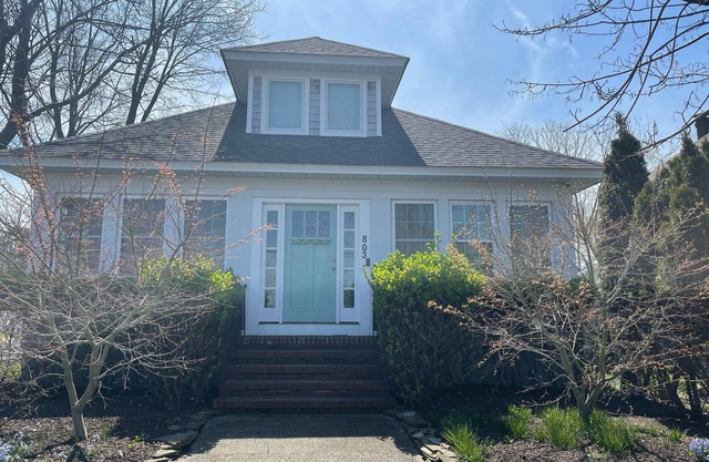 New 4 Bedroom Greenport House Sleeps 10, walkable to beach& town. No car needed