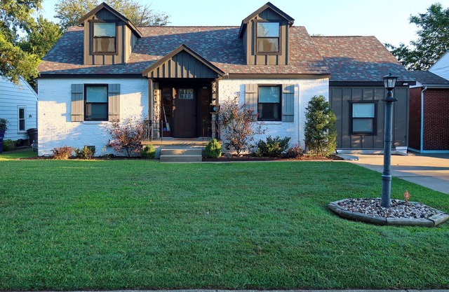 NEW 4 Bedroom House - Dog Friendly, Fenced Backyard, Parking, Prime Location