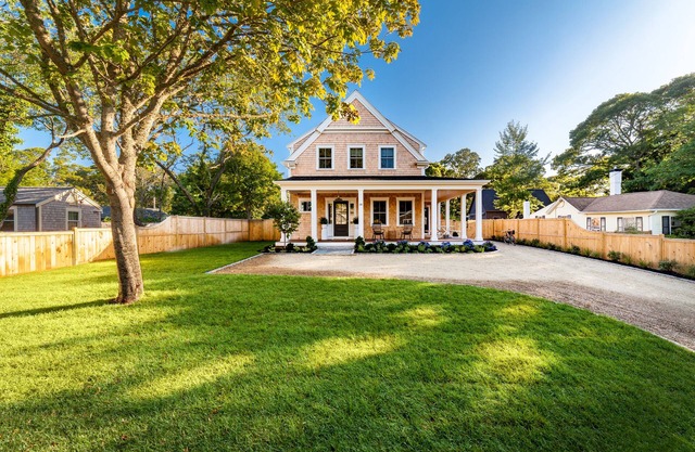 New 4-bedroom House with Swimming Pool–Just a 10-minute Walk to Town