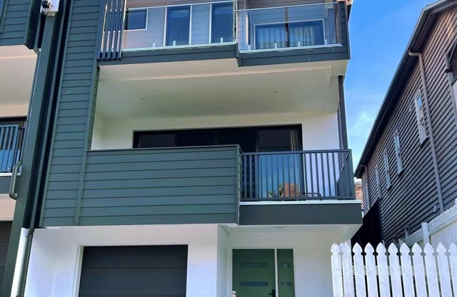 New 4BR 3Bath Duplex/Train station/Modern Comfort