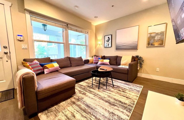 *NEW:4BR Townhouse|King Bed