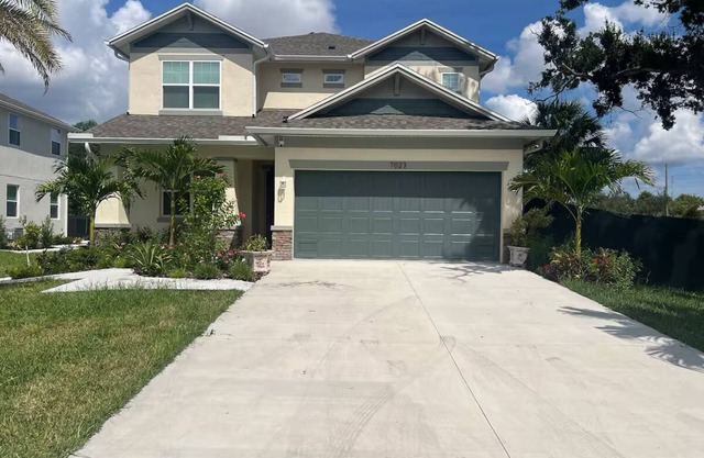 New 5-bedroom house 12mins to downtown, 20 mins to beach, 20 min to Tampa,