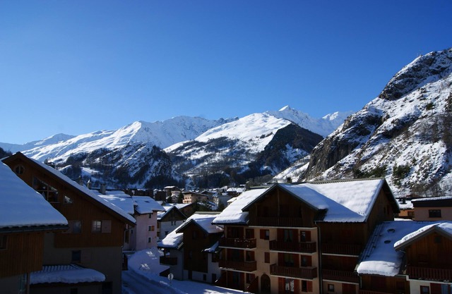 NEW 6 Person Apartment in Chalet close to slopes and town center