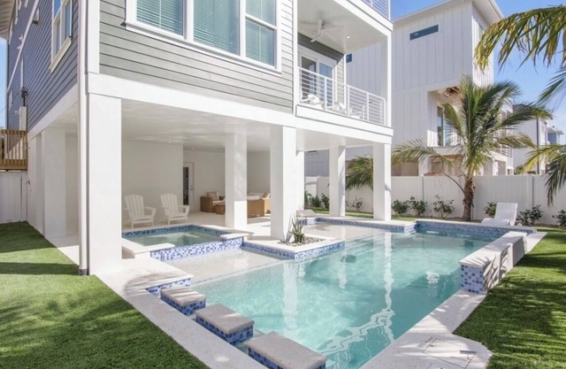 NEW 7 bedroom Beach House, 1 minute to Beach!