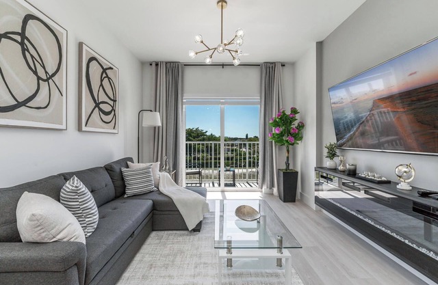 New Apt. near the beach/Airport/Hard Rock/free parking