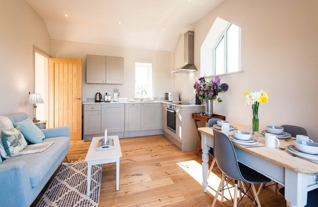 New Barn Conversion near Cotswold Water Park with Optional Hottub