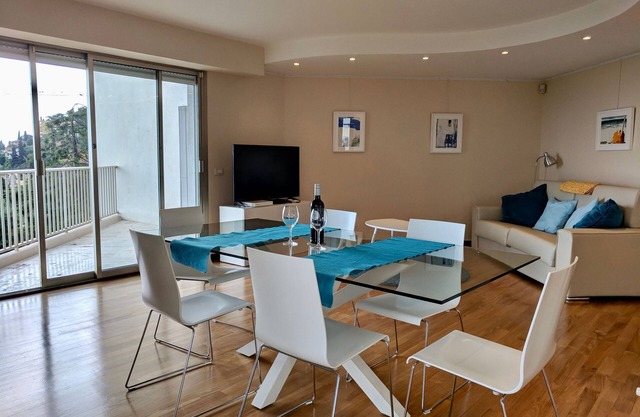 New! Beautiful modern apartment with great panoramic sea views