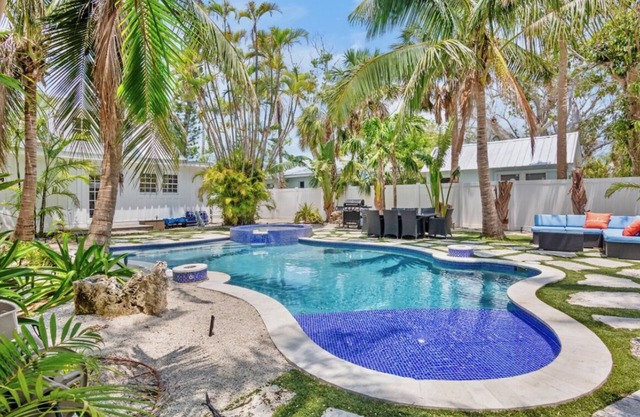 NEW! Blue Pearl~Heated Pool/Spa~Walkable Pine Ave! Guest House for Added Space!