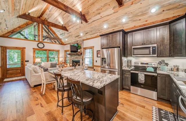 New Build Luxury Cabin near Town! Fire Pit~ Hot tub~ Game Room~Pool & Fireplace!