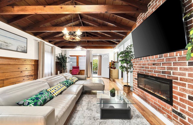 NEW-by the Beach, KingBed, 11miles to LAX, 5b in Torrance fast WiFi & AC