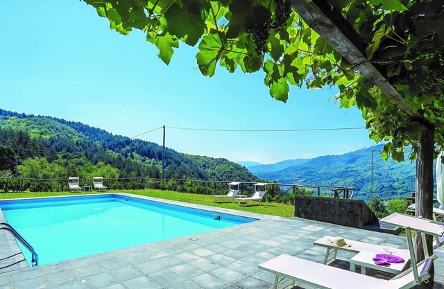 New! Converted farmhouse, ideal for groups. Mountain views. Private pool!