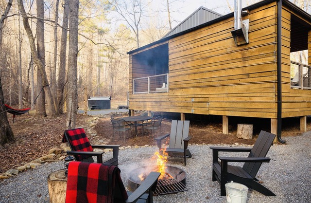 New Cabin! Hot tub, fire pit, hiking, creekside, Uber downtown!