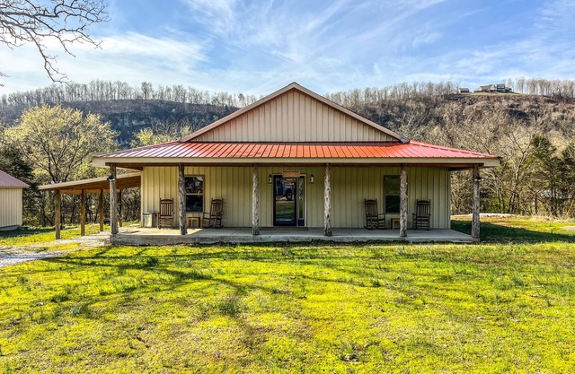 New Cabin just minutes from Sylamore Creek and close to town!