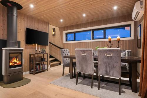 New cabin ski in out, fireplace & mountain view
